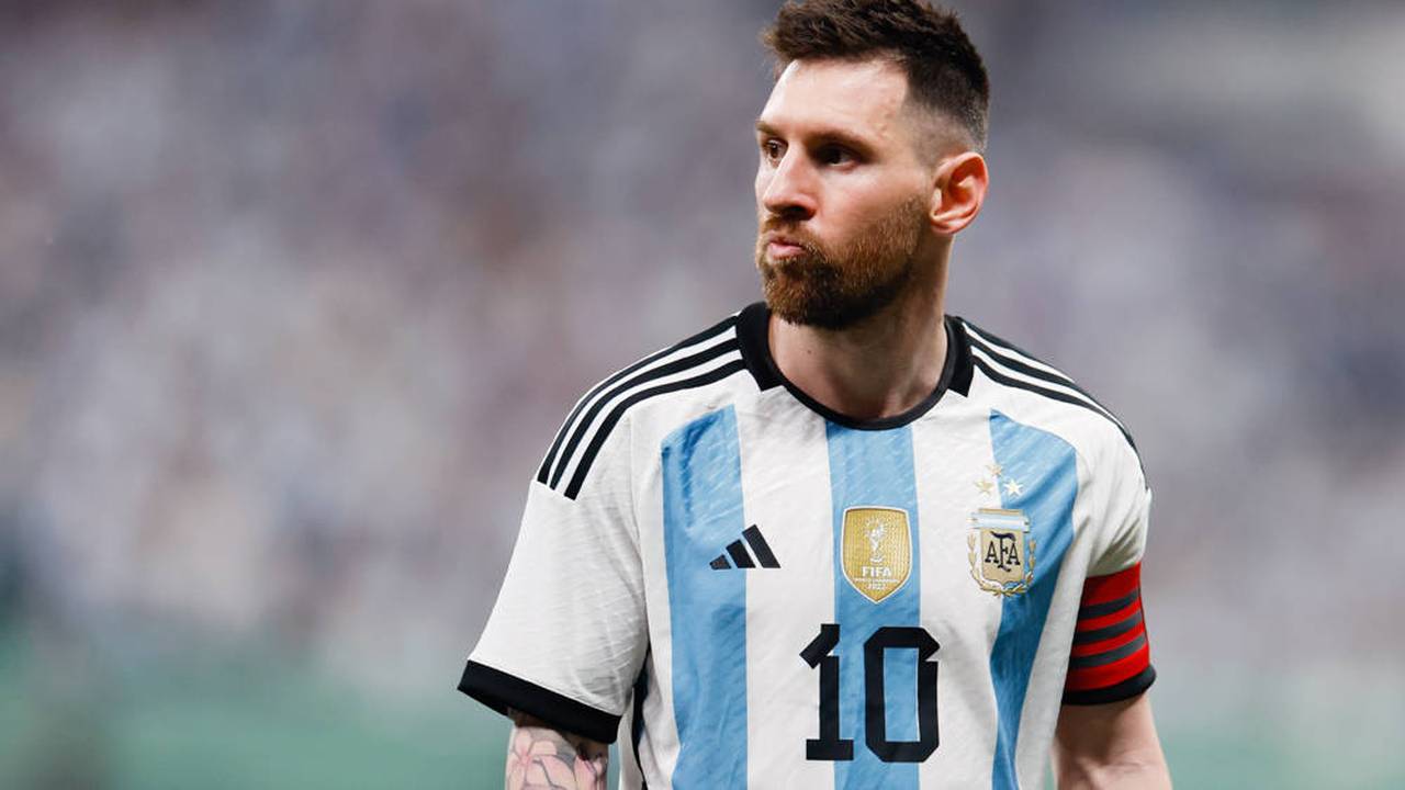 Lionel Messi tritt gegen die Fans von Paris Saint-Germain nach
