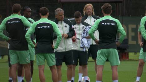 Auch der SV Werder Bremen ist ins Training für die neue Bundesliga-Saison eingestiegen. Trainer Horst Steffen leitet seine erste Einheit, während die sportliche Führung Fragen zur Kaderplanung beantworten muss.