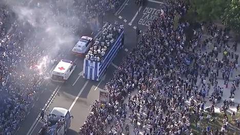 Real Sociedad hat den Sieg in der Copa del Rey mit einer gigantischen Parade durch San Sebastián gefeiert. Tausende Fans jubelten den Basken nach dem Triumph über Atlético Madrid zu.