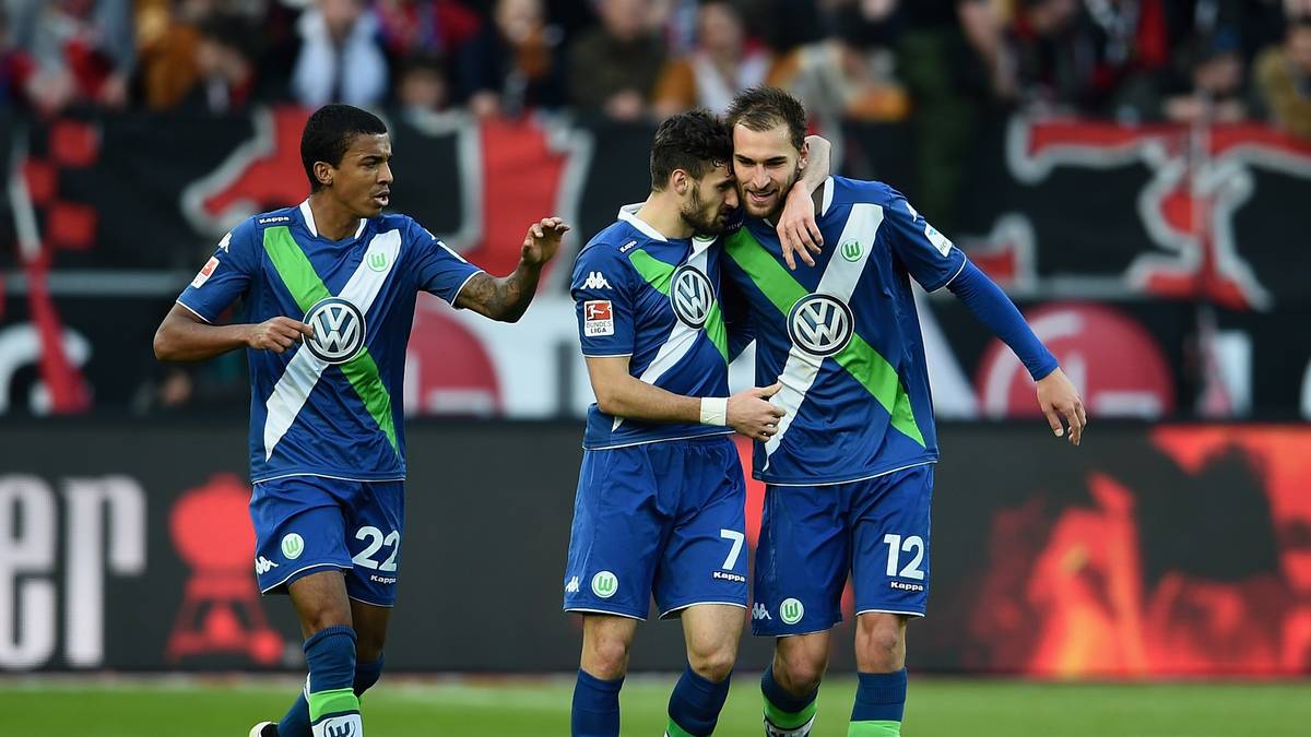 Bas Dost (r.) ist aktuell so gut drauf, dass er mit der Hacke noch vor der Pause das 0:3 nachlegt.