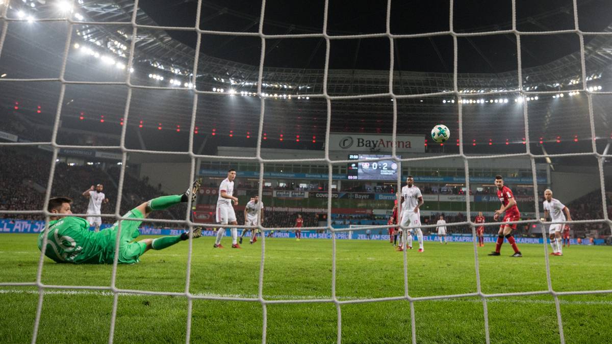 Der Ball wird nach Vollands Schuss von Niklas Süle unhaltbar abgesfälscht. Torwart Sven Ulreich hat keine Chance