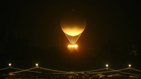 Ein Ballon erleuchtet die Olympiastadt