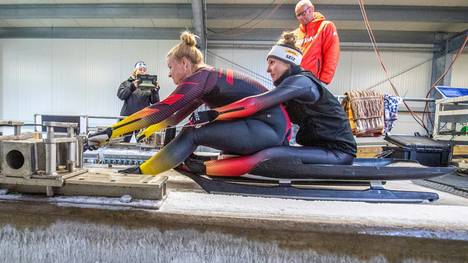 Patric Leitner (hinten) coacht das deutsche Rodel-Team