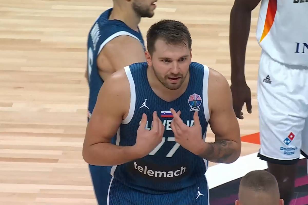 Slowenien scheitert im Viertelfinale der FIBA EuroBasket 2025 an Deutschland. Eine Szene lässt NBA-Superstar Luka Doncic schon früh in der Partie wüten. 