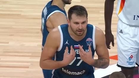 Slowenien scheitert im Viertelfinale der FIBA EuroBasket 2025 an Deutschland. Eine Szene lässt NBA-Superstar Luka Doncic schon früh in der Partie wüten. 