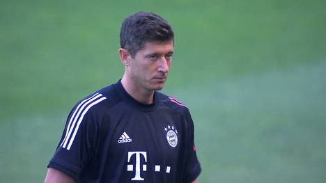 Weltfußballer Robert Lewandowski vom FC Bayern ist von seinen Bundesliga-Kollegen zum besten Feldspieler der Saison gewählt worden. 