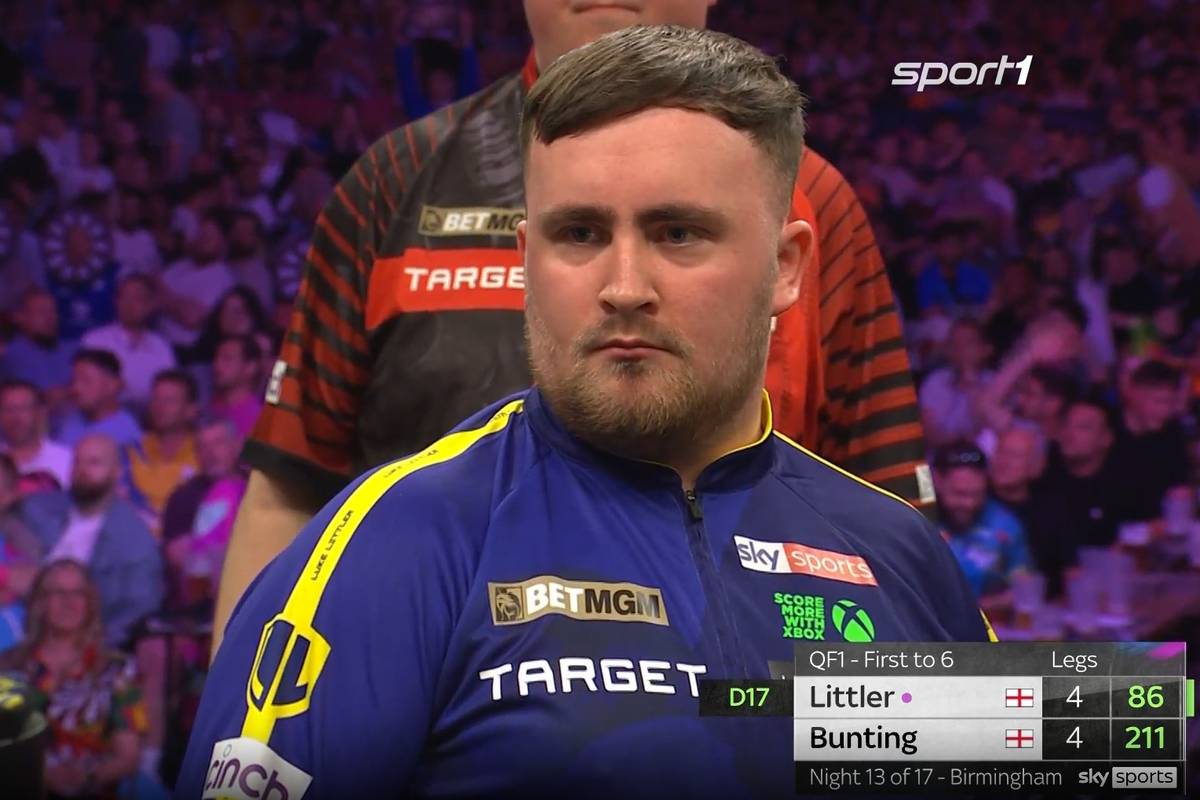Luke Littler ist für seine extravaganten Checkout-Wege bekannt. Hier scheitert er allerdings an seiner Geschwindigkeit und bemüht sich um die Hilfe des Callers. 