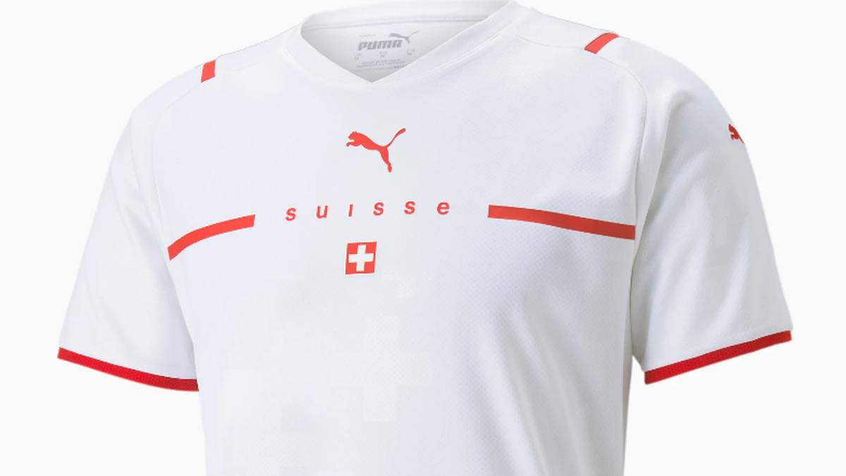 Das schlichte Auswärtstrikot der Schweiz in Weiß mit Wappen und Schriftzug in Rot.