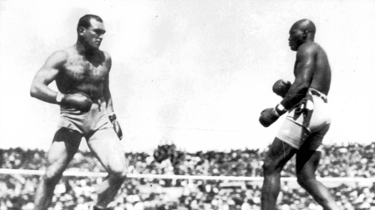 JACK JOHNSON (r.) - In einer Zeit, in der dunkelhäutige Menschen offen und häufig Rassismus ausgesetzt wurden, war Johnson 1908 der erste schwarze Box-Weltmeister im Schwergewicht. Den hielt er bis 1915. Mit seinem dominanten Kampfstil und der extrovertierten Art außerhalb des Rings so etwas wie ein Vorbild für Muhammad Ali 