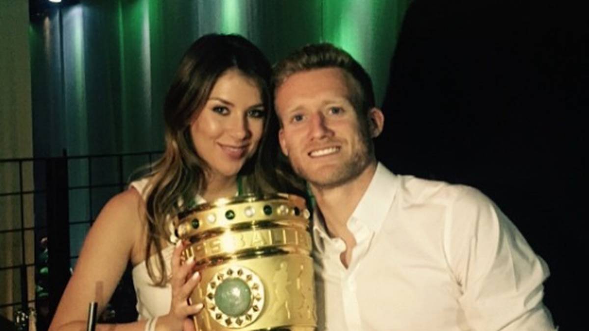 Da ist das Ding! Andre Schürrle genießt nach dem Pokalsieg im Mai 2015 die Zeit mit seinen zwei Trophäen