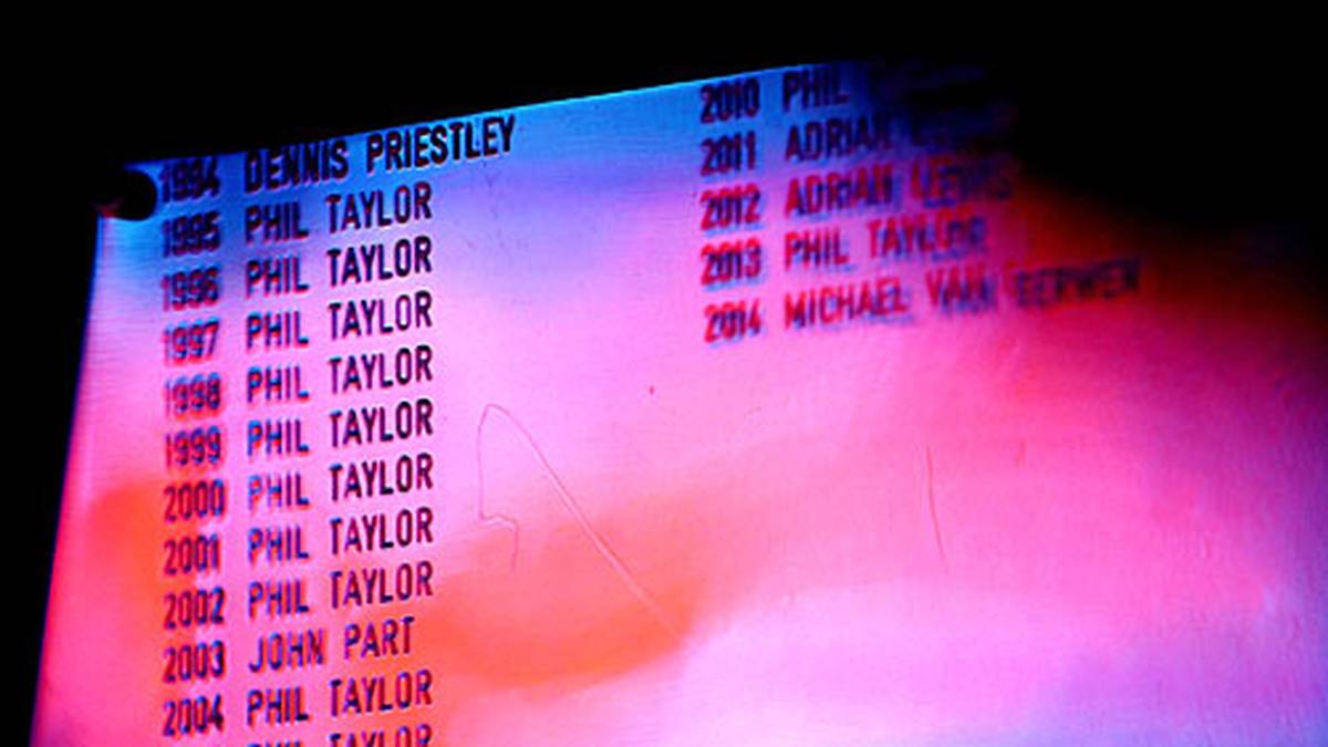 Im Finale treffen dann Gary Anderson und Phil Taylor aufeinander. Beide wollen hier eingraviert werden: Auf der Siegerliste der Weltmeisterschaft der PDC. Nur einer wird es schaffen