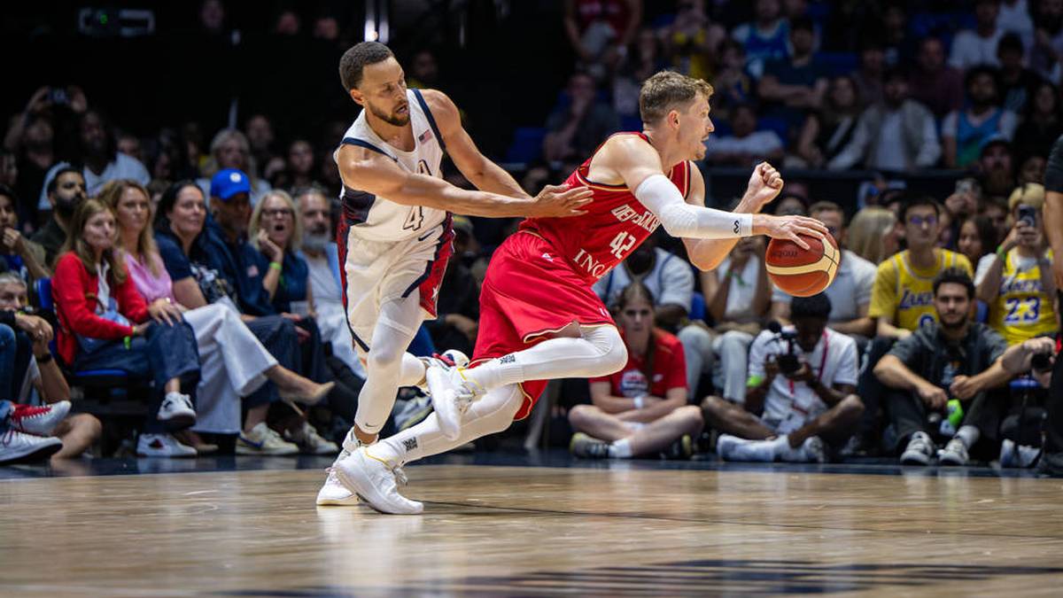 Andreas Obst (Deutschland) enteilt hier NBA-Superstar Stephen Curry (USA)