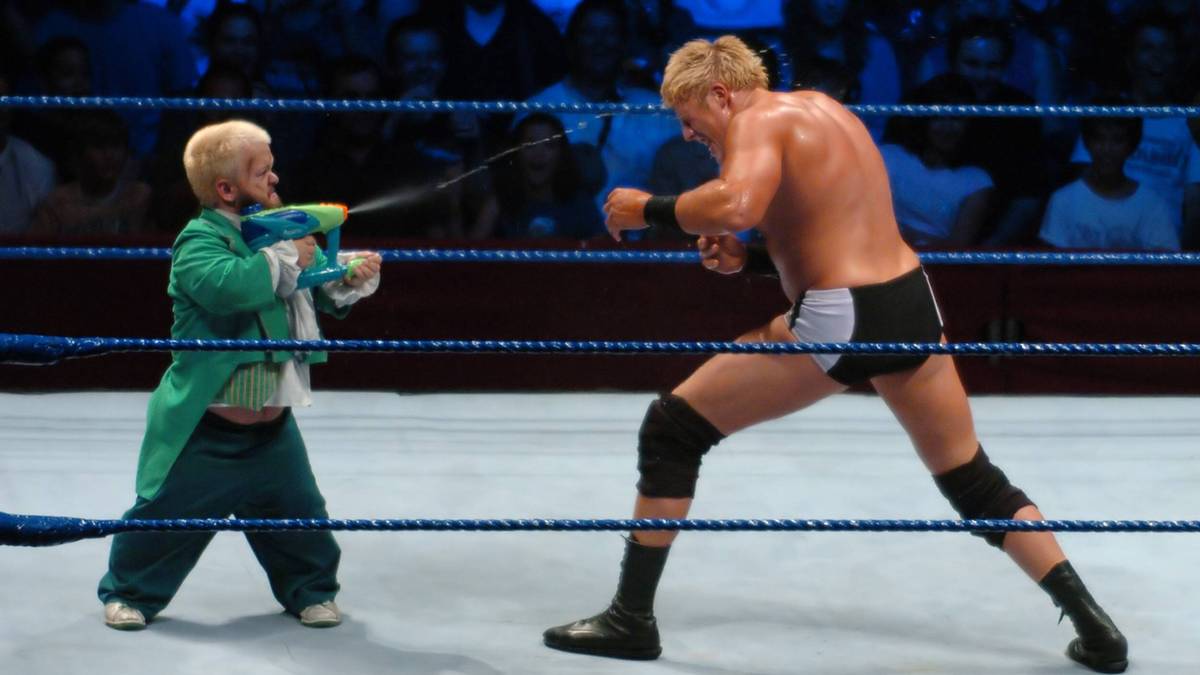 Hornswoggle (l.) bei einem Match gegen Jack Swagger 2008 WWE