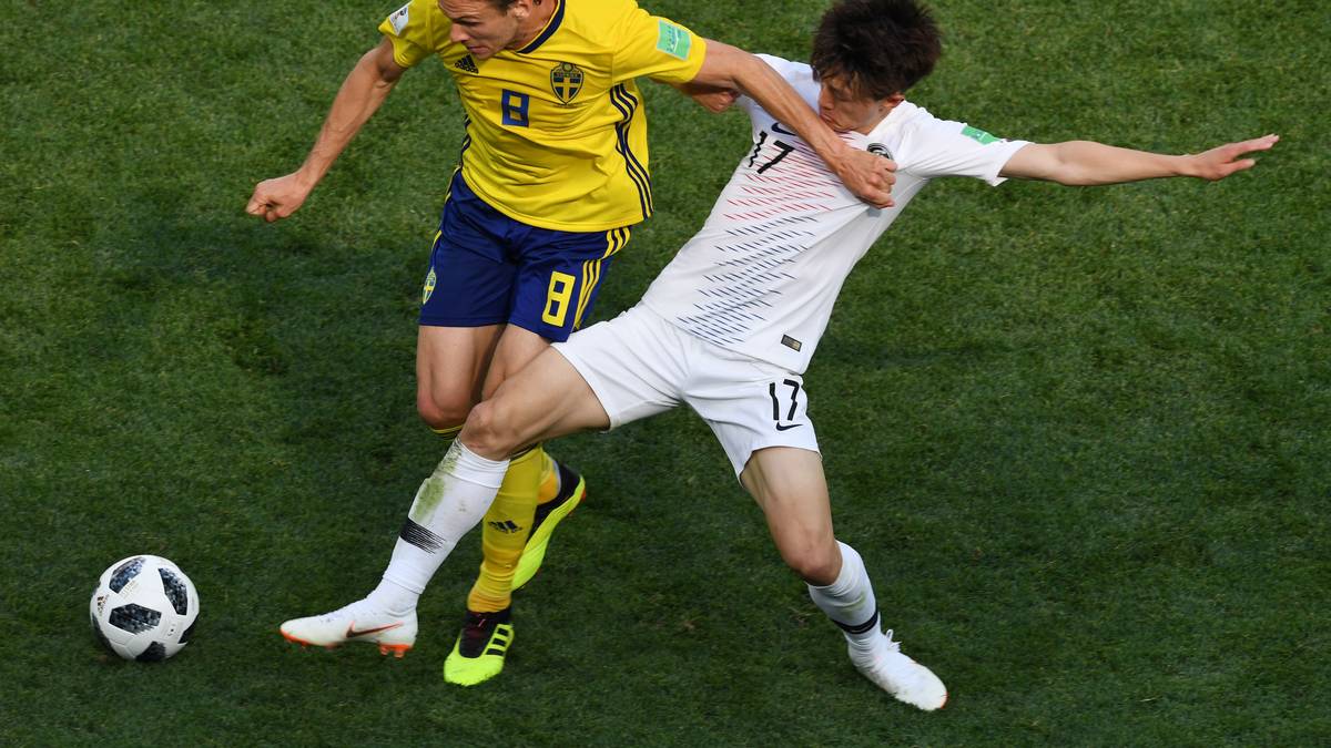 ALBIN EKDAL (SCHWEDEN): Mit dem HSV ist der schwedische Mittelfeldspieler in die 2. Liga abgestiegen - da kommt eine WM als Schaufenster gerade recht. "Ich hoffe eine gute WM zu absolvieren, damit noch mehr Leute auf mich aufmerksam werden“, sagte Ekdal im Vorfeld. Dürfte bislang geklappt haben...
