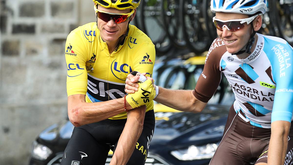 Viele Fahrer gratulieren Froome zum Toursieg