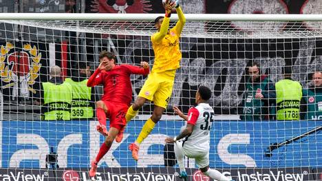 Thomas Müller (l.) im Duell mit Eintracht-Keeper Kaua Santos (m.)