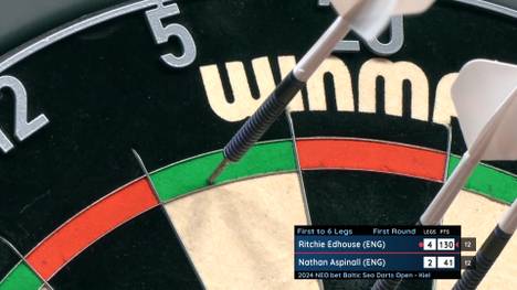 Nathan Aspinall verliert sein Auftaktmatch in Kiel gegen Ritchie Edhouse deutlich mit 6:2 und muss früh die Segel streichen. Edhouse spielt zwei Highfinishes und über 106 Punkte im Schnitt.