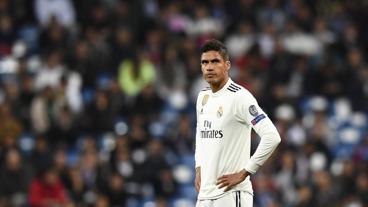 Als Alternative wird RAPHAEL VARANE gehandelt, der sich bei Real Madrid nicht genug wertgeschätzt fühlen soll. Für den französischen Weltmeister müssten die Red Devils sehr tief in die Tasche greifen, denn...