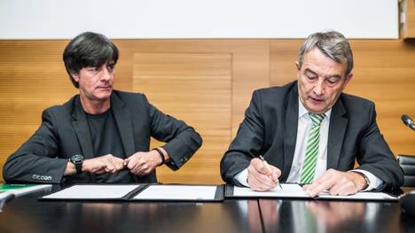 Bundestrainer Joachim Löw (l.) verlängert seinen Vertrag mit dem DFB vorzeitig bis 2018