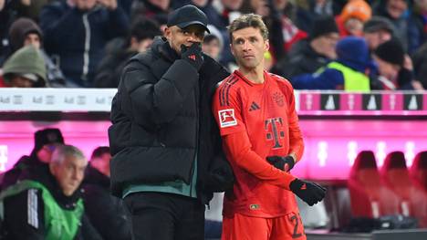 Thomas Müller spielt beim Sieg des FC Bayern gegen Schachtar Donezk eine der Hauptrollen. Trainer Vincent Kompany erklärt im Anschluss, welche Rolle der Routinier in seinen Plänen noch spielt.