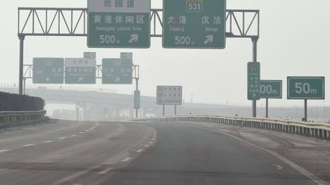 Normalerweise sind in der Millionenstadt Tianjin zahllose Menschen unterwegs. Derzeit ist das komplett anders