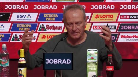 Christian Streich fachsimpelt mit einem Journalisten über das passende Trainingsoutfit bei kälteren Temperaturen. Dabei kann er einem Amateurtrainer nicht wirklich zustimmen.