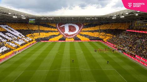 Die Fans von Dynamo Dresden beeindrucken vor dem Spiel gegen Unterhaching in der 3. Liga mit einer Choreografie.