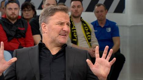 Im STAHLWERK Doppelpass diskutiert und verurteilt die Runde die Fangesänge der Köln-Fans, die sich gegen Ostdeutschland gerichtet haben.