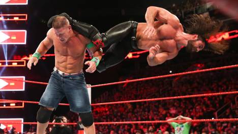 Seth Rollins (r.) und John Cena waren bei WWE Monday Night RAW Teil eines Rekord-Marathons