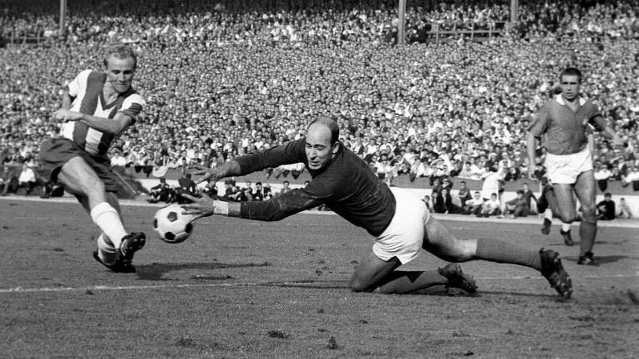 Fritz Ewert mit einer Parade für den 1. FC Köln