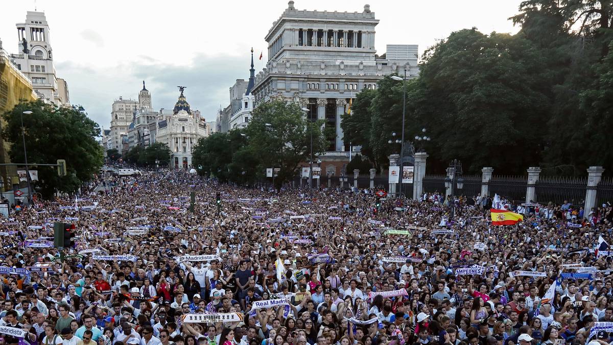 Madridistas so weit das Auge reicht: Die Anhänger von Real Madrid bereiten dem alten und neuen Titelträger der Champions League bei der Rückkehr in die Heimat einen überwältigenden Empfang. SPORT1 zeigt die Bilder