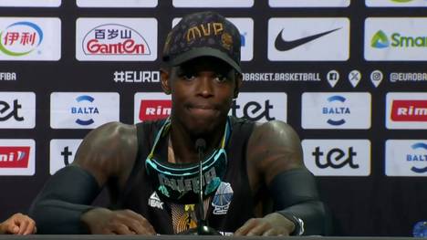 MVP Dennis Schröder spricht nach dem EM-Titel vom besten Team seiner Karriere und wird mitten in der Pressekonferenz von seinen feiernden Teamkollegen mit einer Wasserdusche überrascht.