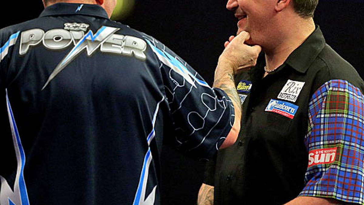 Es geht gleich zur Sache. Satz eins an Anderson, Satz zwei an Taylor. Nach dem 1:1 tätschelt The Power den Flying Scotsman