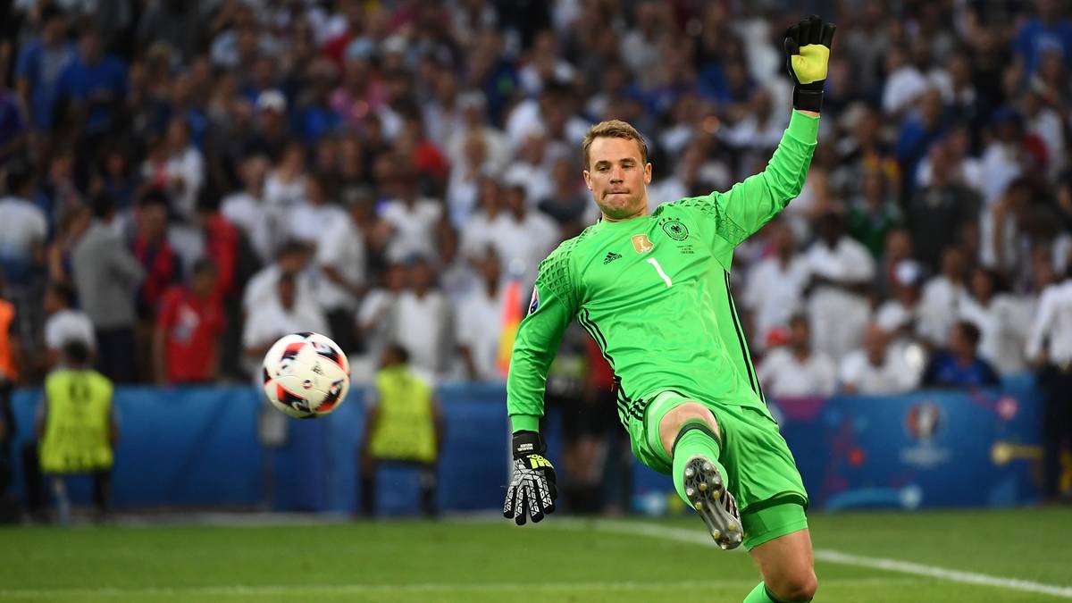 Manuel Neuer legt mit einer sehr unfiligranen Aktion los und erwischt den Ball nicht. Frankreich macht sofort Druck