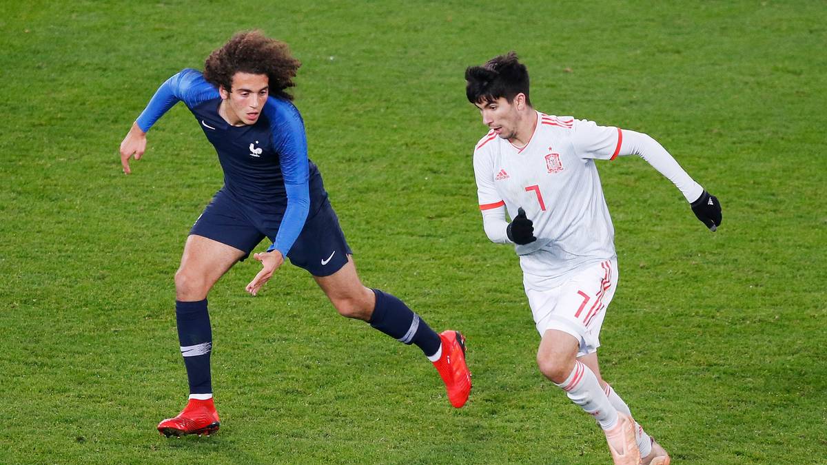 CARLOS SOLER (r., Spanien, 50 Millionen Euro) - beim FC Valencia ist der 22-Jährige bereits eine feste Größe im Mittelfeld. Beim Turnier in Italien und San Marino könnte der offensivstarke Soler auch für die Spanier zu einem wichtigen Faktor werden