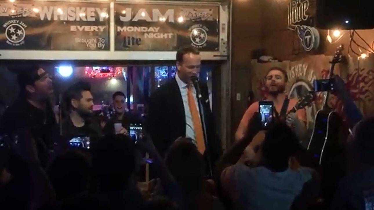 Manning als Country-Sänger