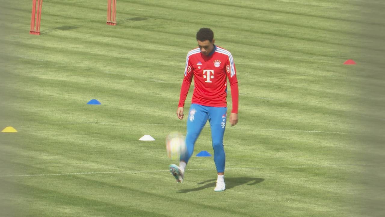 Jamal Musiala trainiert auf dem Nebenplatz individuell