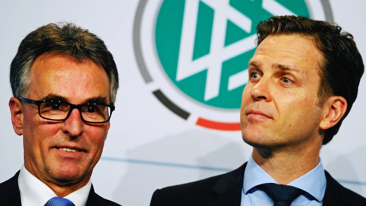 Helmut Sandrock (l.) und Oliver Bierhoff vertreten den DFB bei der Auslosung der WM-Qualifikation 2018 in St. Petersburg