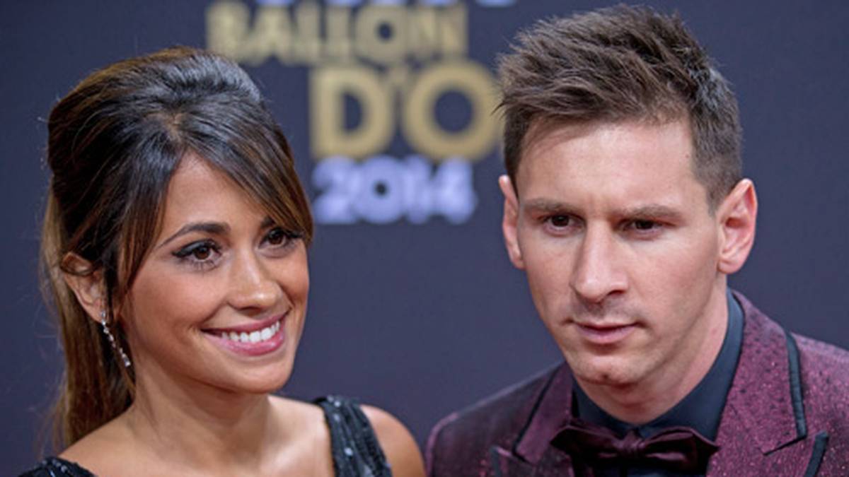 Lionel Messi begibt sich in Begleitung seiner Frau auf den roten Teppich. Wie im letzten Jahr setzt er auch dieses Mal wieder farbliche Akzente