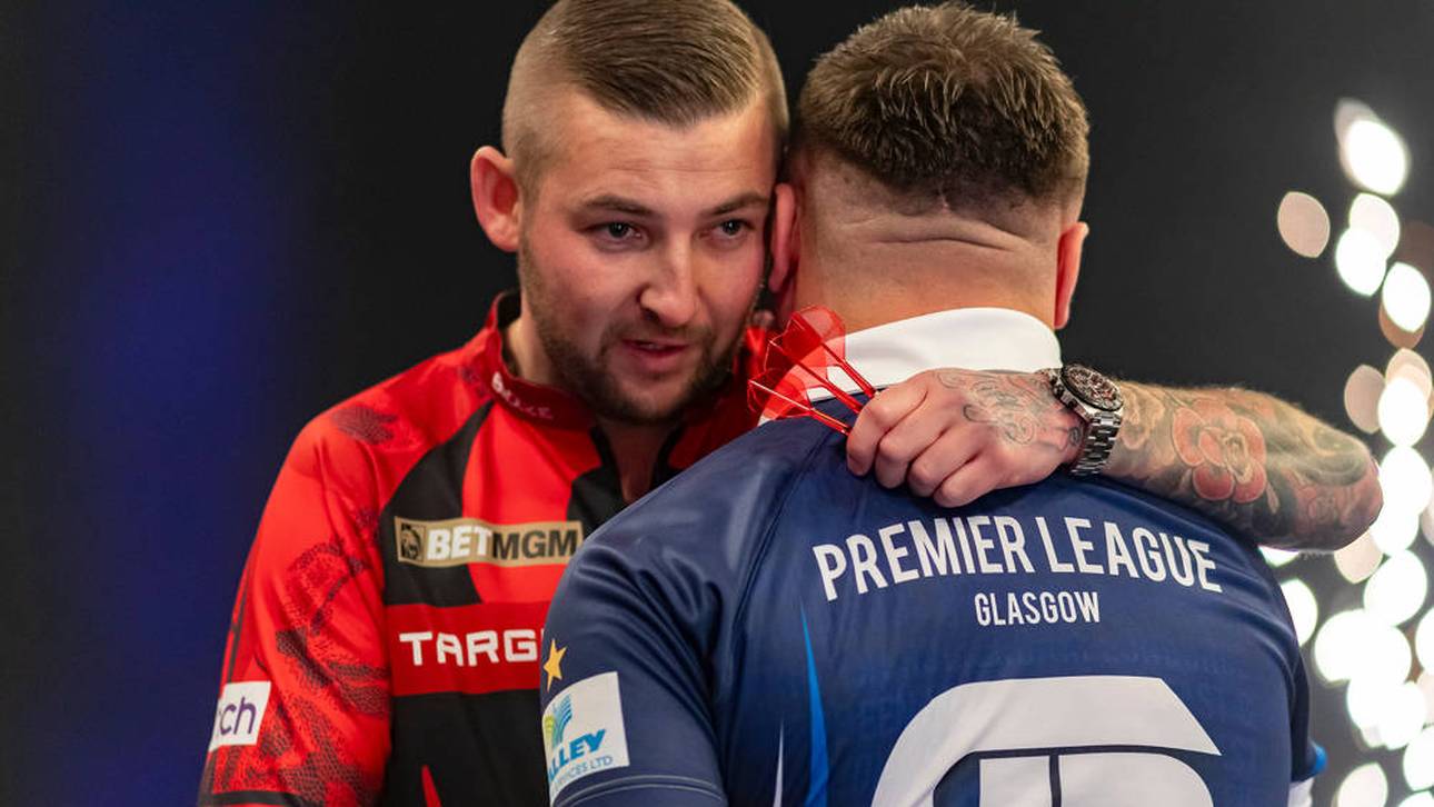 Nathan Aspinall (rot) und Gerwyn Price waren Teil der Premier League 2025