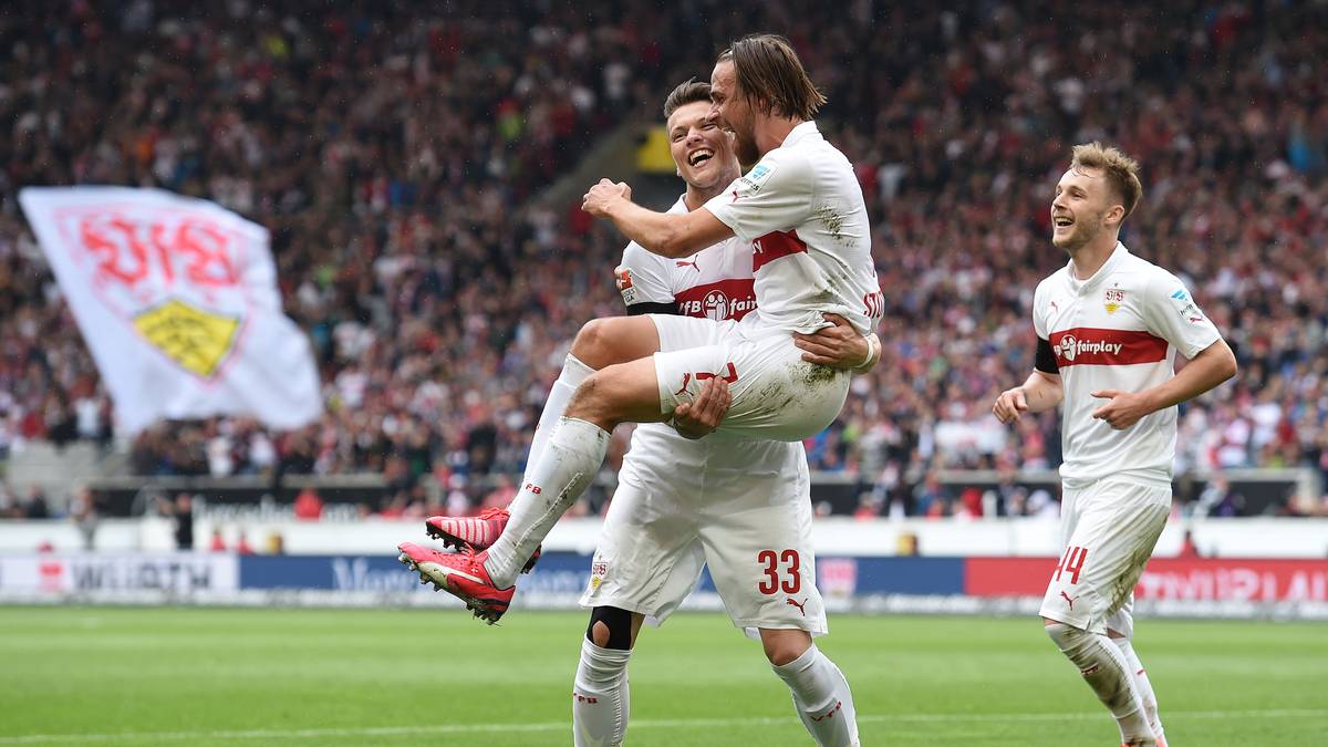 Zur Belohnung wird der Österreicher von Ginczek anschließend sogar auf Händen getragen. Mit 2:0 geht es auch in die Kabinen