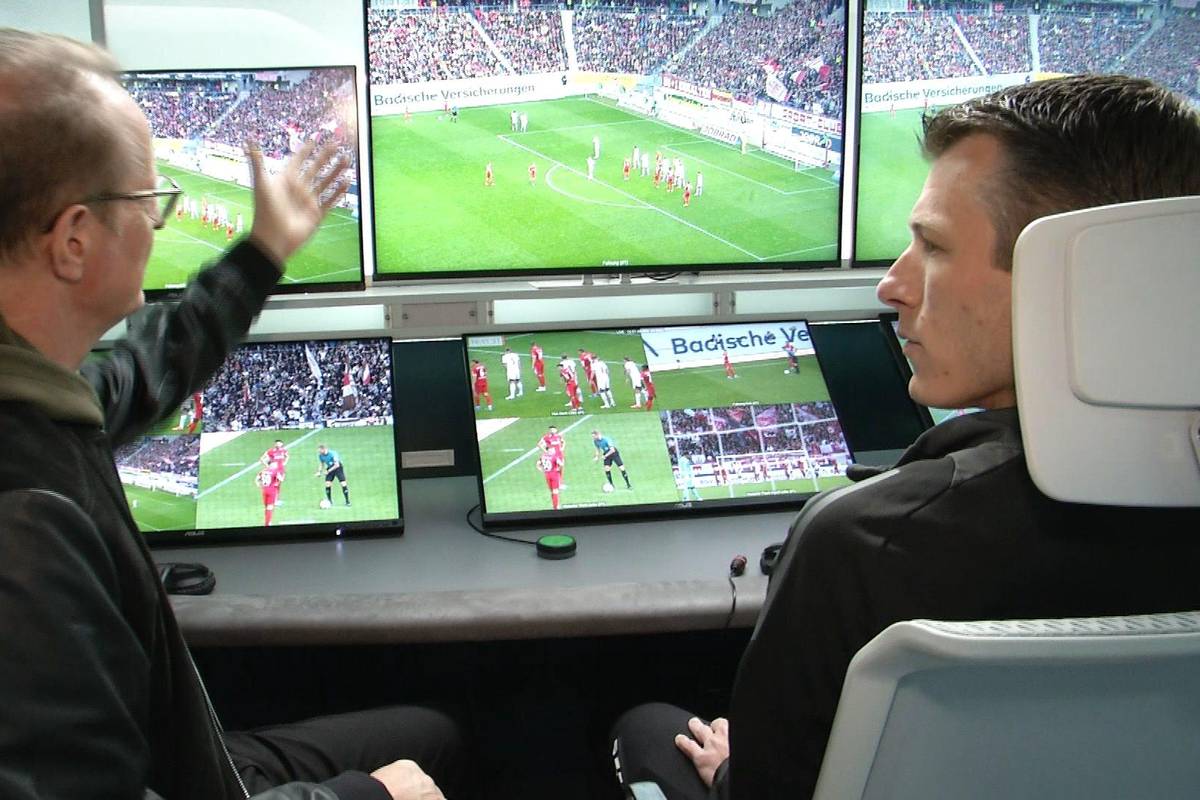 Das Thema Abseits beschäftigt Fußballfans jedes Wochenende. SPORT1-Moderator Florian König hat dem Kölner Keller einen Besuch abgestattet und liefert spannende Einblicke in den Prozess von VAR-Überprüfungen. 