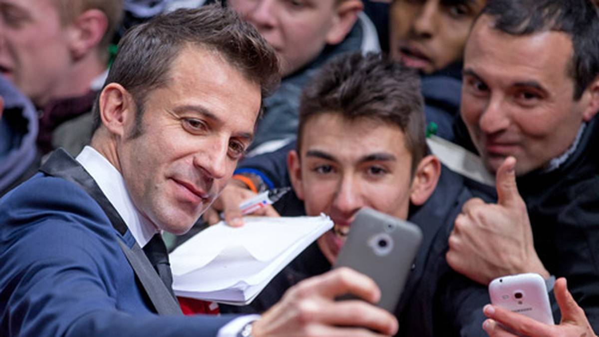 Einen wichtigen Part des Abend übernimmt auch Alessandro del Piero. Der Weltmeister von 2006 präsentiert die Weltauswahl. Vorab nimmt er sich noch ein paar Minuten Zeit für Selfies mit den Fans