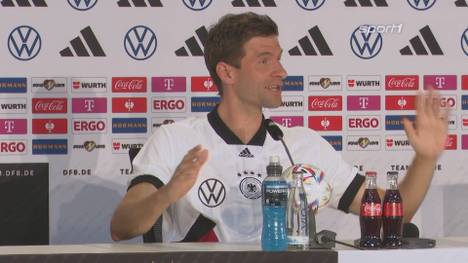 Thomas Müller reagiert humorvoll auf sein Abbruch des Interviews nach dem Spiel gegen Spanien und erklärt seine Gefühlslage neben dem Mann des Abends, Niclas Füllkrug.