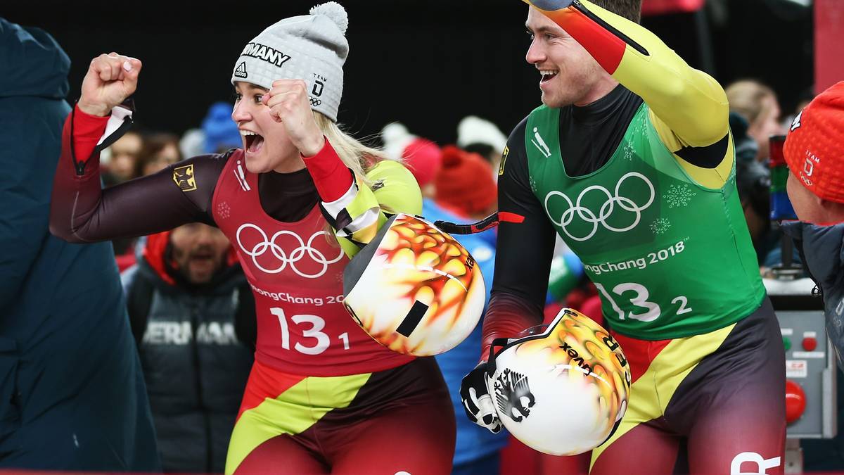 Am Ende jubeln aber nur Natalie Geisenberger (l.) und Johannes Ludwig, die mit Deutschland die Teamstaffel gewinnen. Die USA schliddern an den Medaillenplätzen vorbei und landen auf Platz vier