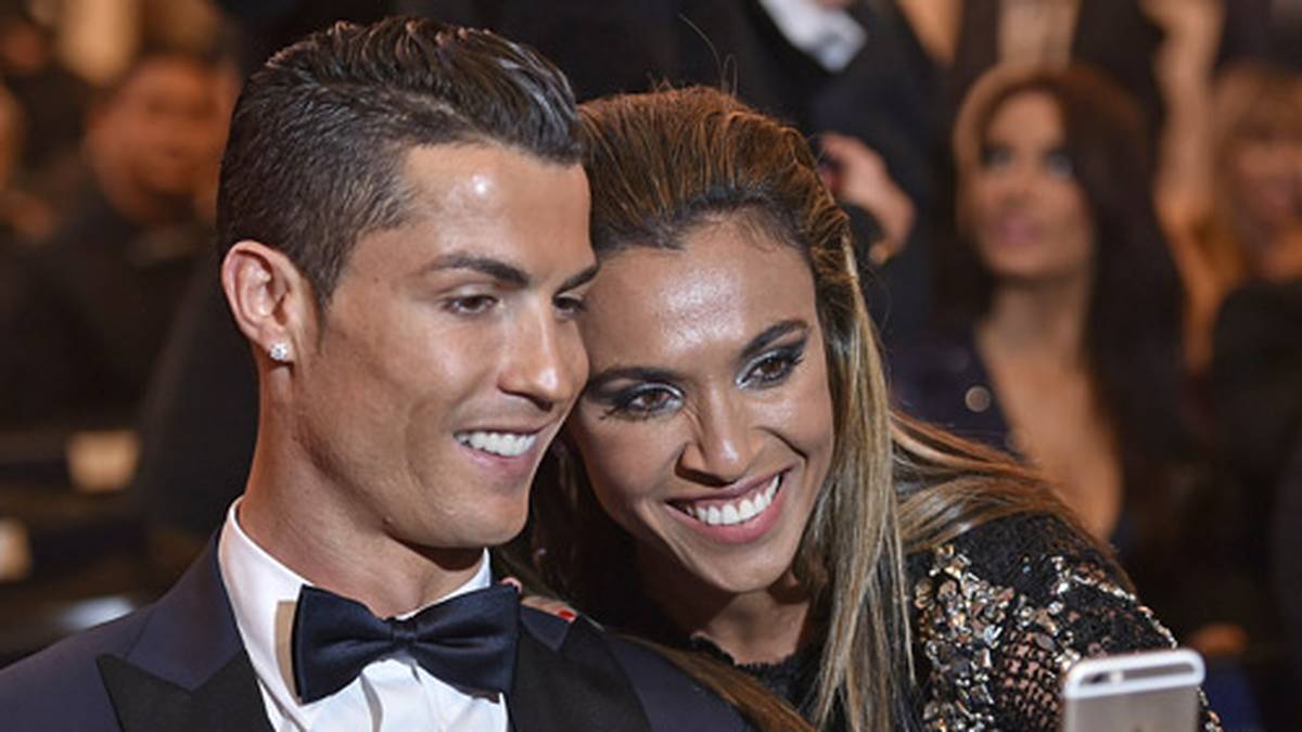 Ist das schon das goldene Sieges-Selfie? Im Saal nutzt Marta die Gelegenheit für einen Schnappschuss mit Ronaldo