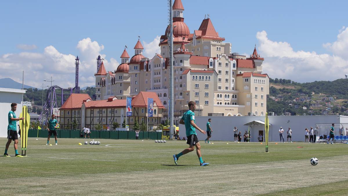 Beeindruckende Kulisse hinter Thomas Müller: Das Hotel des Sotschi Parks - eines Vergnügungsparks - liegt gleich auf der anderen Straßenseite des Trainingsplatzes des DFB