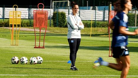 Die Frauen-Bundesliga startet in die neue Saison. Mit dabei: Drei Aufsteiger und erstmals vier Trainerinnen - eine davon soll einen zurückgekehrten Traditionsklub flott machen.