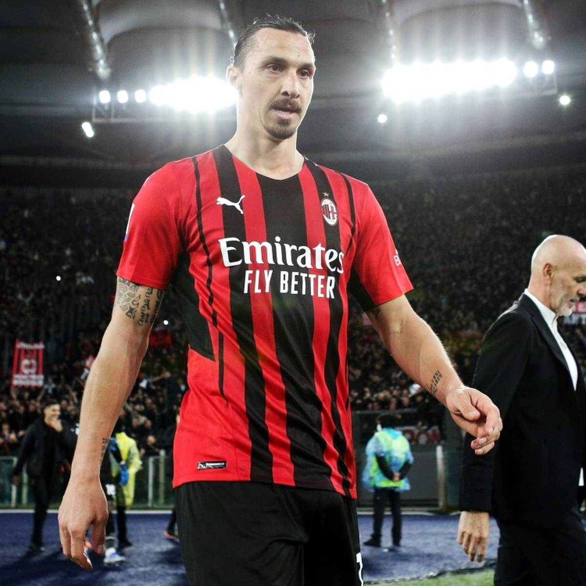Stürmerstar Zlatan Ibrahimovic wird dem AC Mailand und Schwedens Nationalmannschaft nach einer Knie-OP im Jahr 2022 nicht mehr zu Verfügung stehen.
