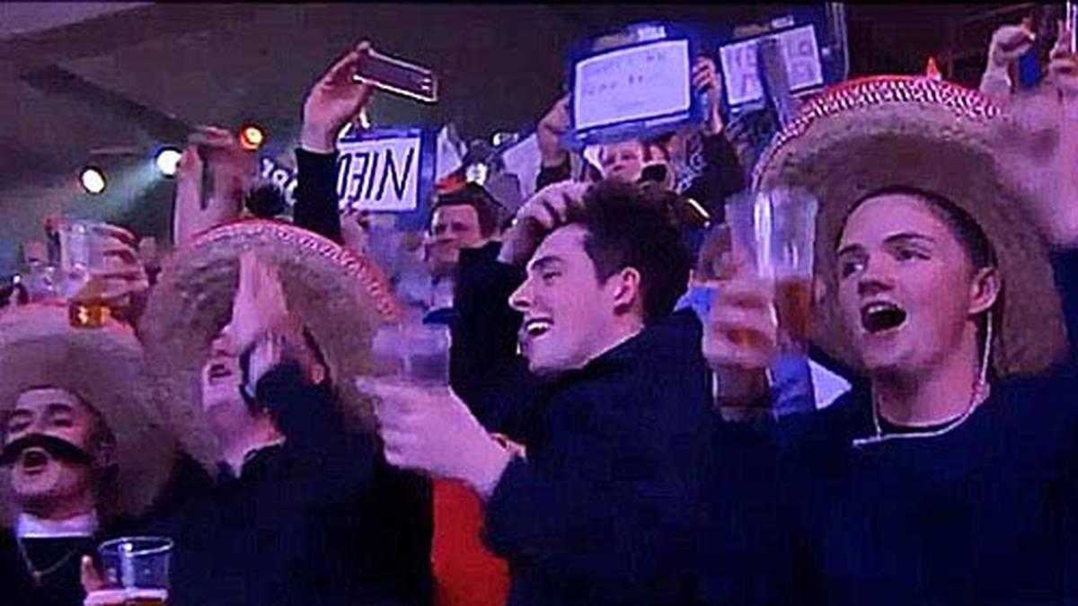 Nicht nur diese Herren im Sombrero sind aus dem Häuschen. Einem fliegt sogar der Hut davon